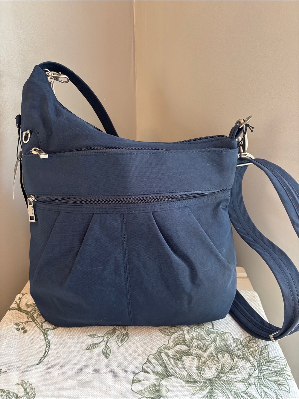 New with tags!Beautiful Travelon Anti-Theft Signature Compartment Crossbody Bag